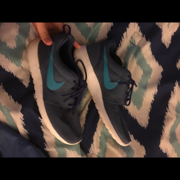 Nike Shoes - like new - Picture 2 of 2